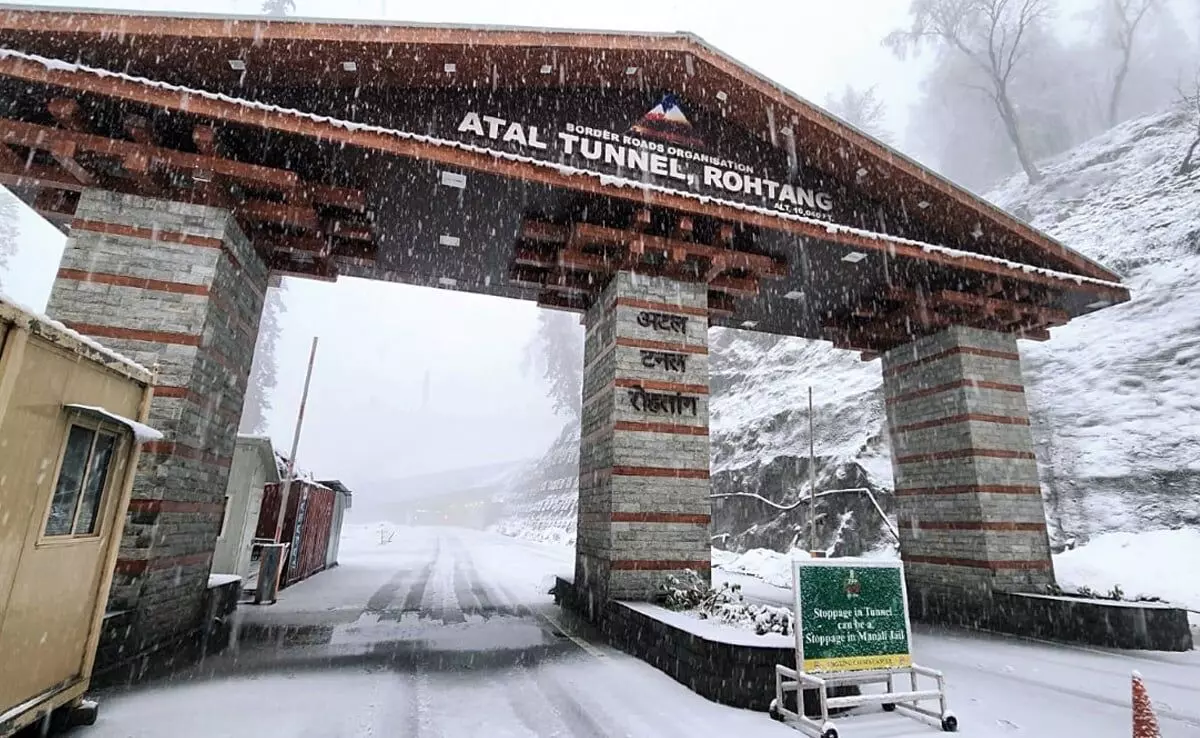 Fresh Snowfall Blankets Himachal’s Higher Reaches, Disrupts Key Mountain Routes