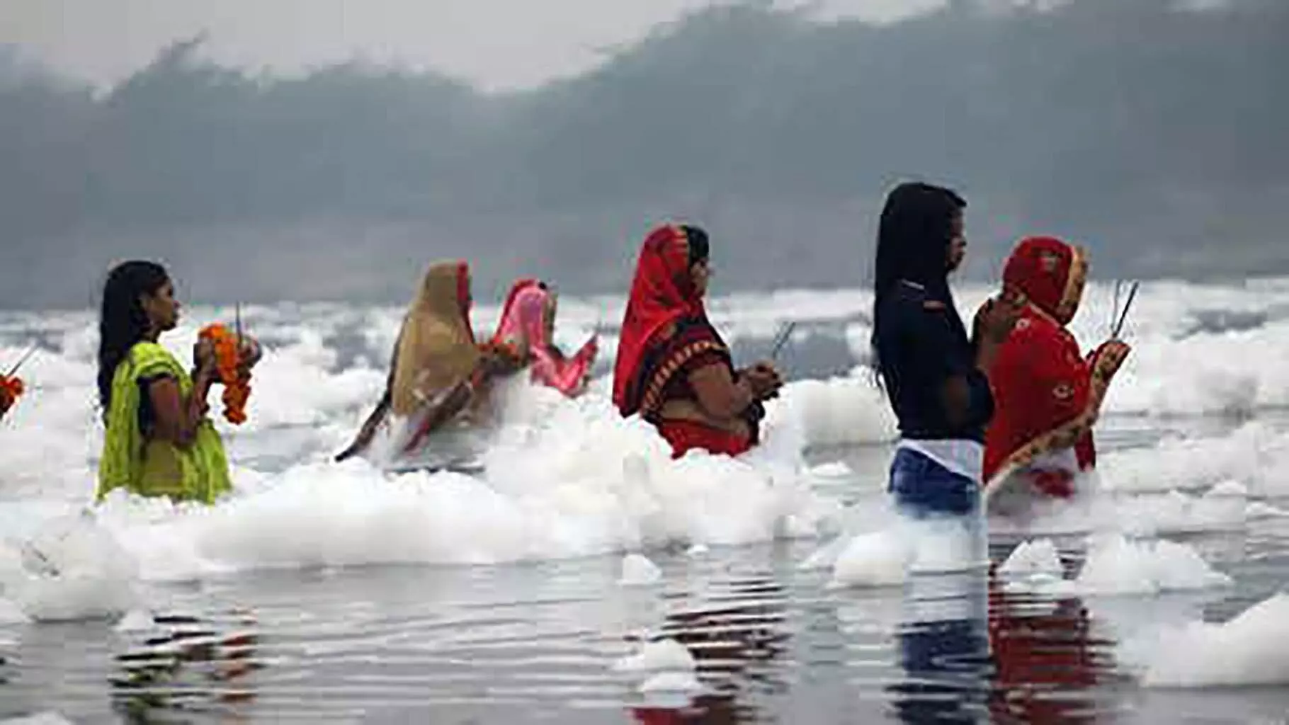 Chhath Puja Begins with Sacred Yamuna Baths as Delhi Women Observe ‘Nahay Khay’ Ritual