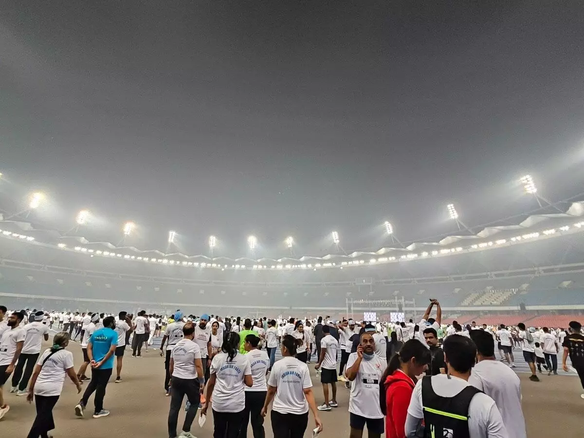 Delhi Hosts Marathon and Cycling Events Amid Hazardous Air Quality