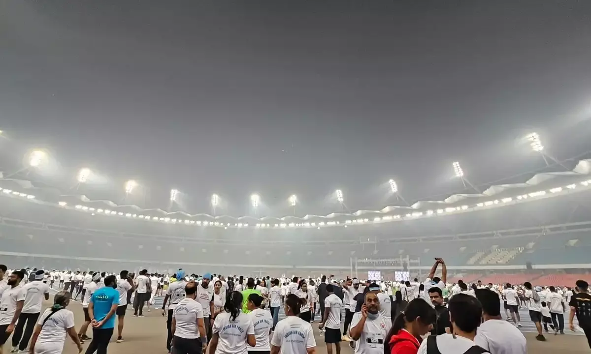Delhi Hosts Marathon and Cycling Events Amid Hazardous Air Quality