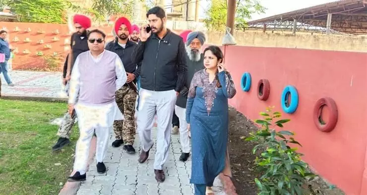 Punjab MLA Sherry Kalsi Steps Out of Car, Clears Traffic Jam to Save Patients Life Punjab MLA Sherry Kalsi Steps Out of Car, Clears Traffic Jam to Save Patients Life
