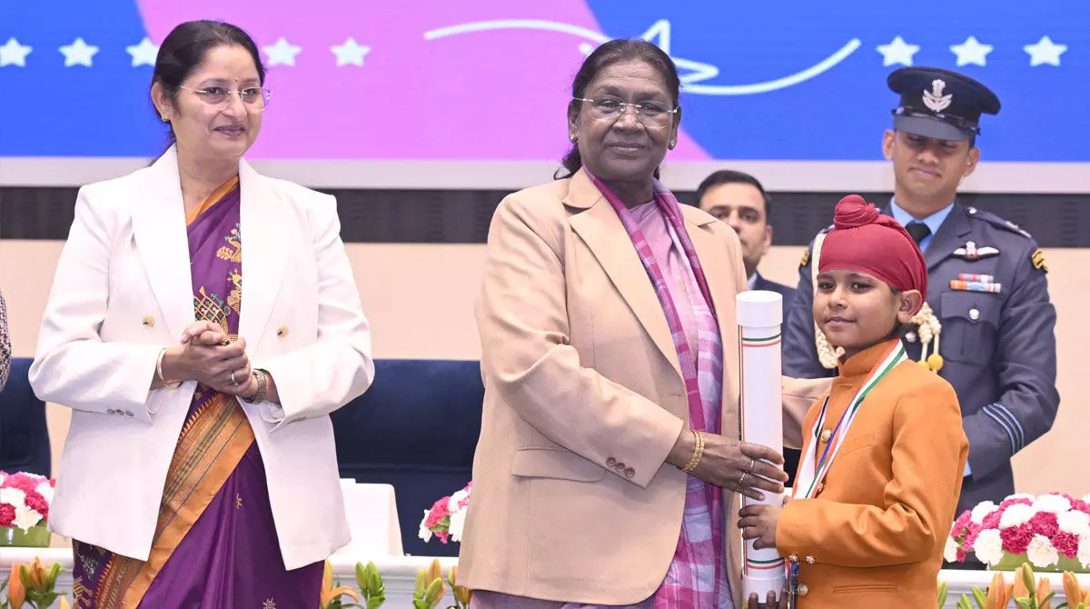 Droupadi Murmu Confers Pradhan Mantri Rashtriya Bal Puraskar on 17 Children Droupadi Murmu Confers Pradhan Mantri Rashtriya Bal Puraskar on 17 Children