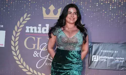 Shikha Malhotra Wins Iconic Trending Internet Sensation Award at Midday Glitz & Glam Awards