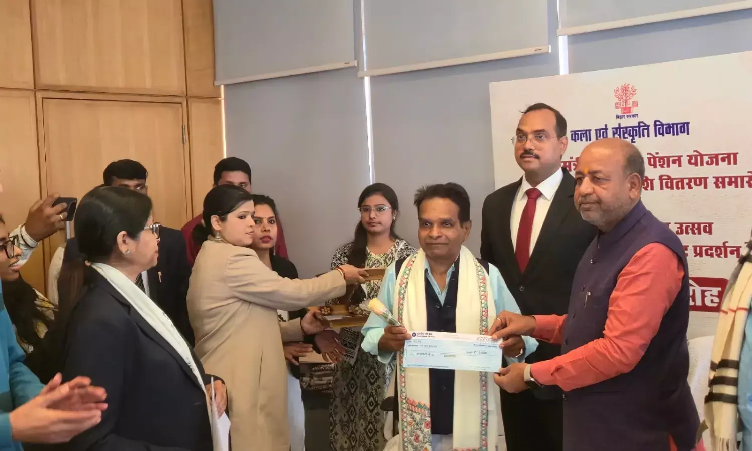 Bihar Launches Chief Minister Artist Pension Scheme, Senior Artists Receive First Pension at Bihar Museum