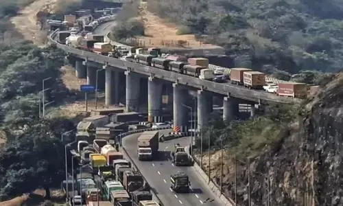 Mumbai-Pune Expressway Gridlock Stretches to 27 Hours After Gas Tanker Overturns