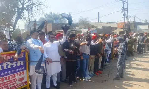 AAP Stages Black-Flag Protest Against Haryana CM Nayab Singh Saini in Amritsar AAP Stages Black-Flag Protest Against Haryana CM Nayab Singh Saini in Amritsar