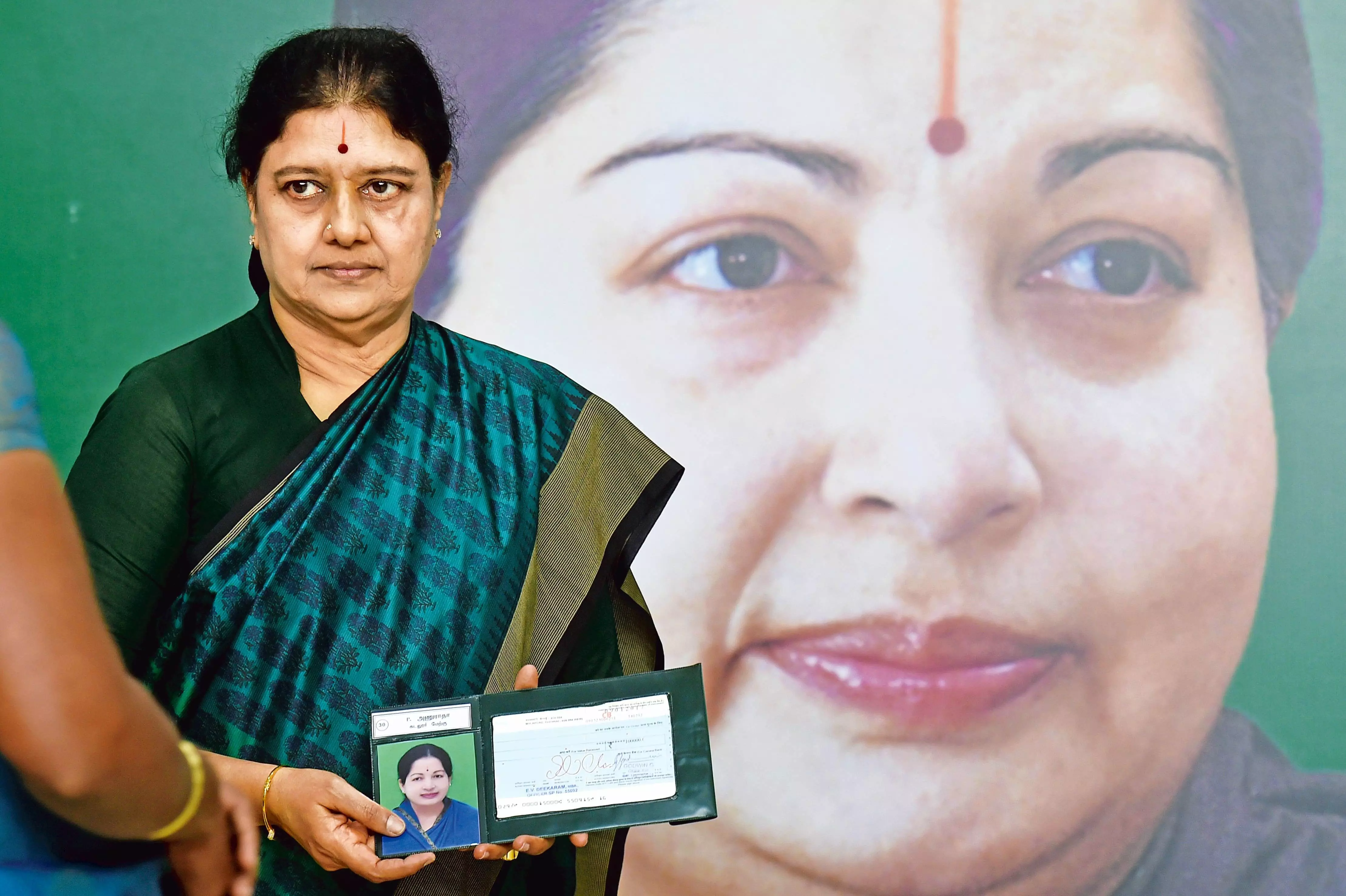 Sasikala’s Political Stand: New Party Speculation in Tamil Nadu Sasikala’s Political Stand: New Party Speculation in Tamil Nadu