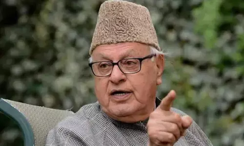 Gunman Points Pistol at Farooq Abdullahs Head at Jammu Wedding; Bullet Fired Into Air as Security Intervenes