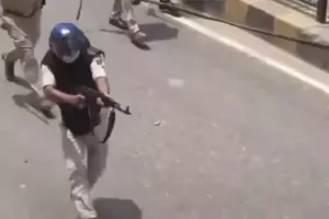 Bihar police constable firing an AK-47 rifle during student protests in Siwan Bihar police constable firing an AK-47 rifle during student protests in Siwan