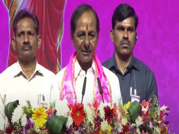 Telangana: KCR takes jibe at Karnataka Minister quitting over contractors death