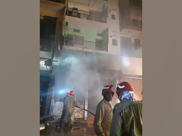 Fire breaks out at Delhis Sadar Bazaar, 3 injured
