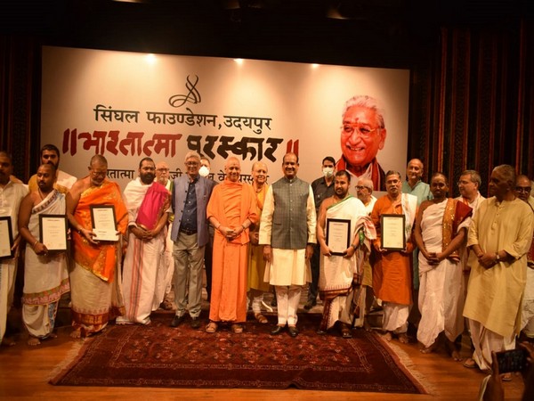 BharatatmaVed Awards conferred to Vedic scholars in the memory of Ashokji Singhal, call for Vedass awakening among new generation