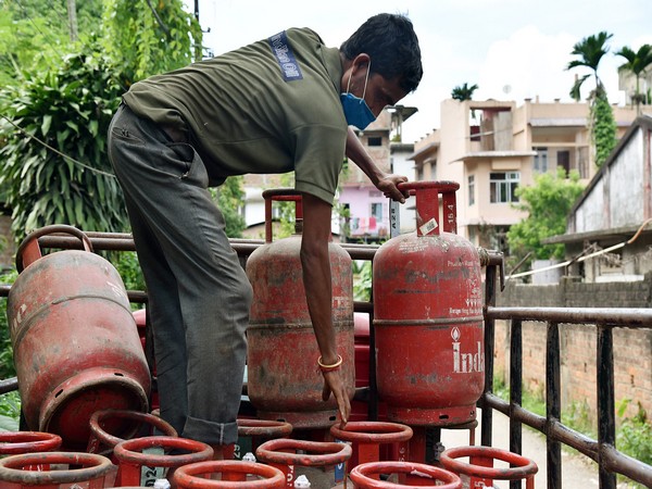 Oil marketing companies to organise 5,000 LPG panchayats on May 1
