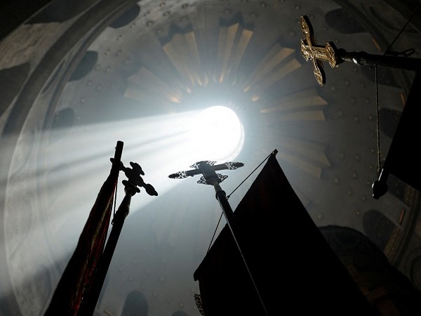 Holy Fire descends in Jerusalems church of holy sepulchre on Orthodox Easter Eve