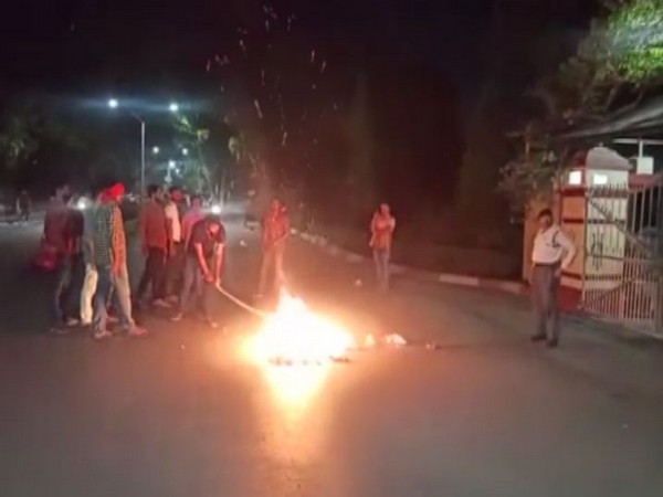 BHU students protest against VCs Iftar party, burn his effigy