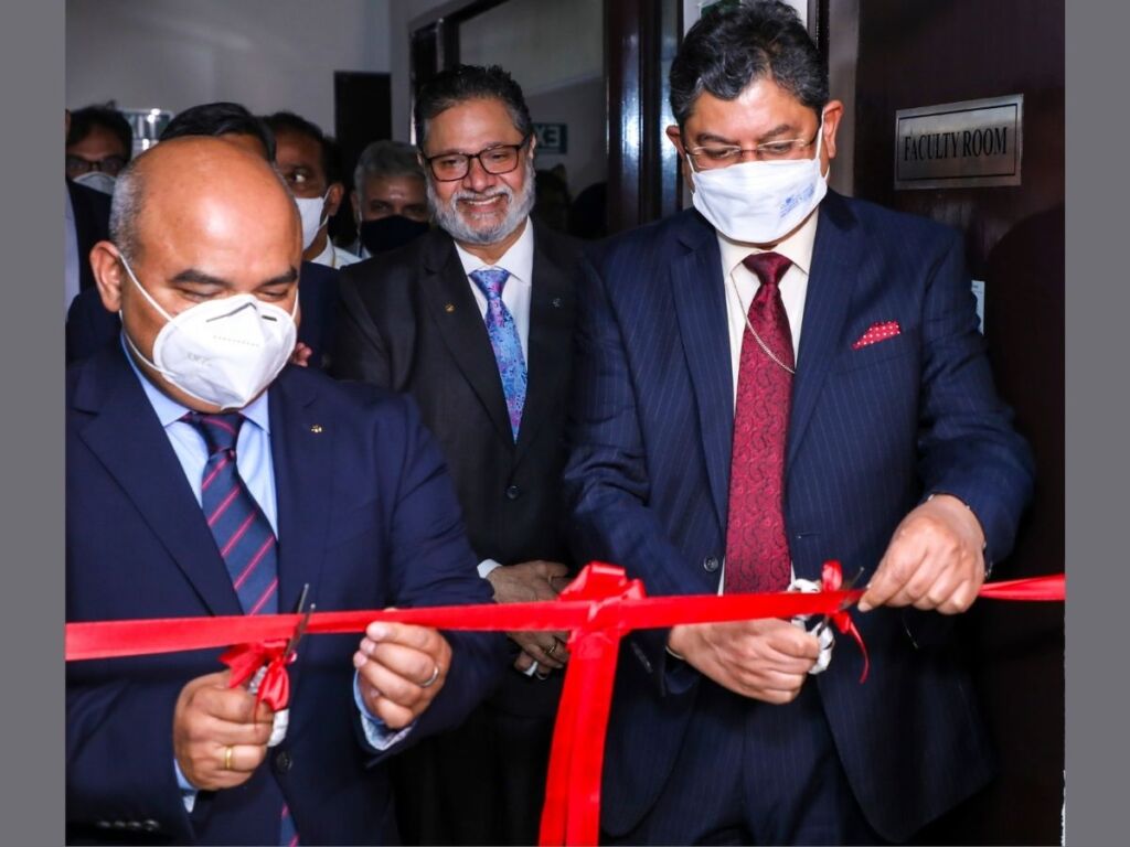 IMI Celebrates 30 Years of Excellence & Azadi Ka Amrit Mahotsav by Giving Away Mementos