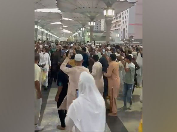 Chor-chor: Pilgrims raise slogan upon seeing Pak PM-led delegation in Madina