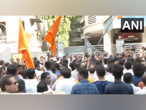 Shiv Sena workers protest against LS MP Navneet Rana over Hanuman Chalisa row