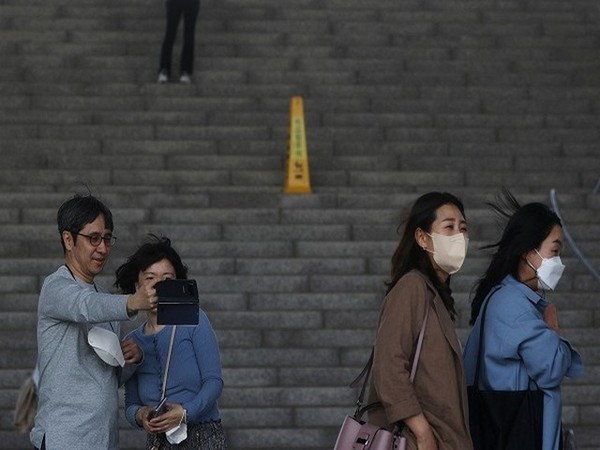 North Korea registers some 17,400 new fever cases over past day, 21 new deaths