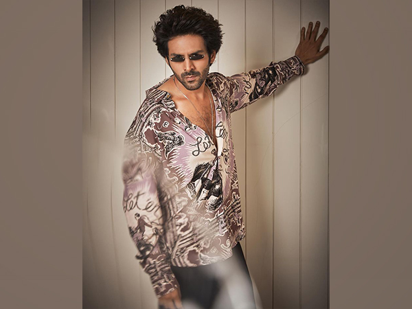 Kartik Aaryan seeks Lord Ganeshas blessings as "Bhool Bhulaiyaa 2" releases today