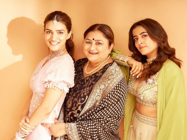Kriti Sanon shares picture with mother and sister, calls them her Girls