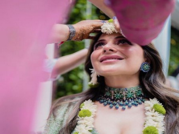 Kanika Kapoor getting hitched to beau Gautam, heres a glimpse of the couples Mehendi ceremony