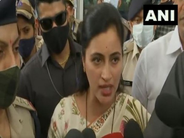 Navneet Rana calls Sanjay Raut Popat, claims Shiv Sena MP threatened to bury her 20 feet deep