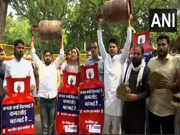 Fuel price hike: Youth Congress protests outside Hardeep Singh Puris residence