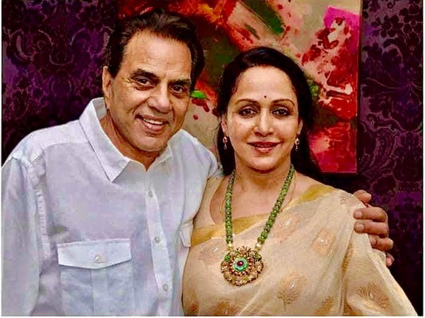 Hema Malini celebrates 42nd anniversary with adorable note on Dharmendras return