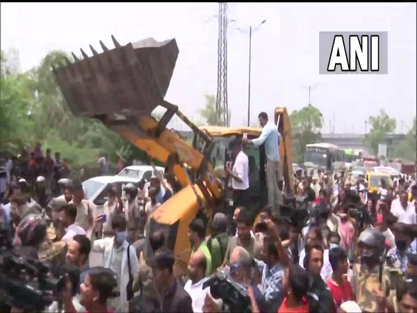 Locals protest anti-encroachment drive in Delhis Shaheen Bagh