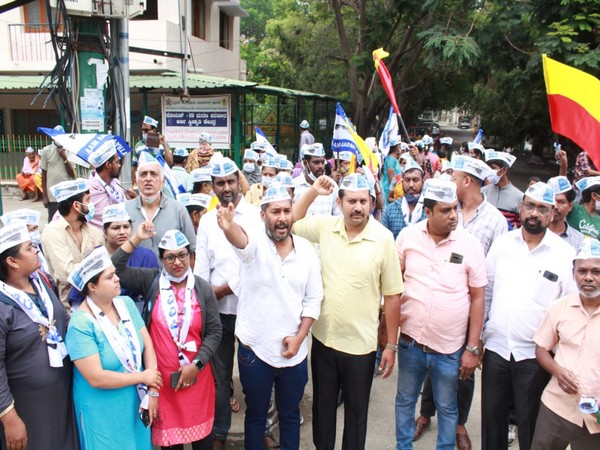 Bengaluru: AAP protests against poor construction work at Vajpayee Stadium