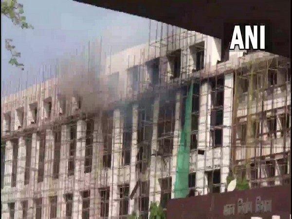 Fire breaks out in Patnas Visvesvaraya Bhavan, doused