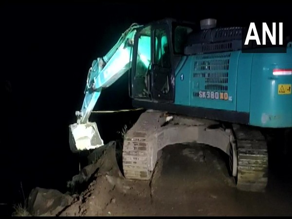 Two rescued, four trapped in quarry in Tamil Nadus Tirunelveli after giant stone falls