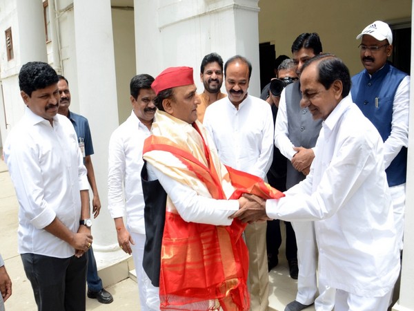Telangana CM meets Akhilesh Yadav in Delhi, discusses current national issues