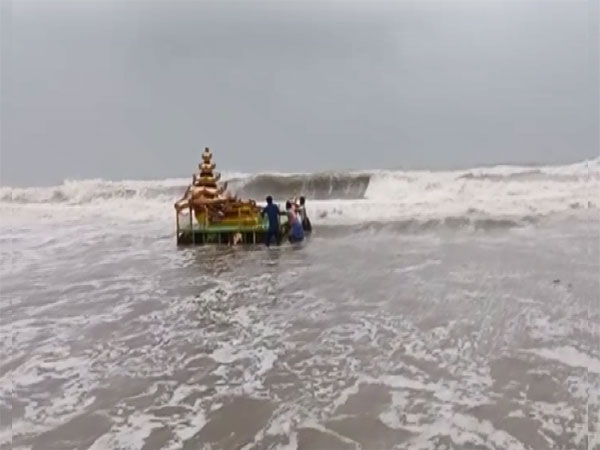 Mysterious gold-coloured chariot washes ashore in Andhras Srikakulam