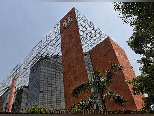 LIC shares allotted at Rs 949 apiece; Govt mops up Rs 20,557 crore