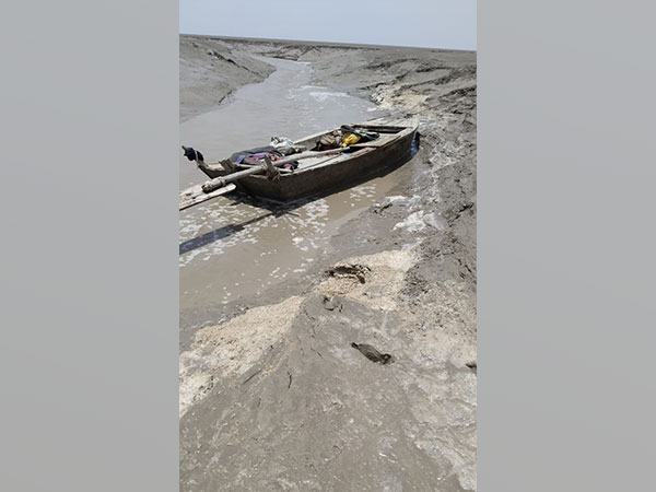 BSF seizes Pak fishing boat in Gujarats Bhuj BSF seizes Pak fishing boat in Gujarats Bhuj