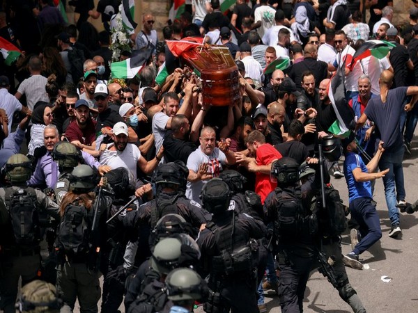 US calls for calm after violence at Al Jazeera reporters funeral in Jerusalem