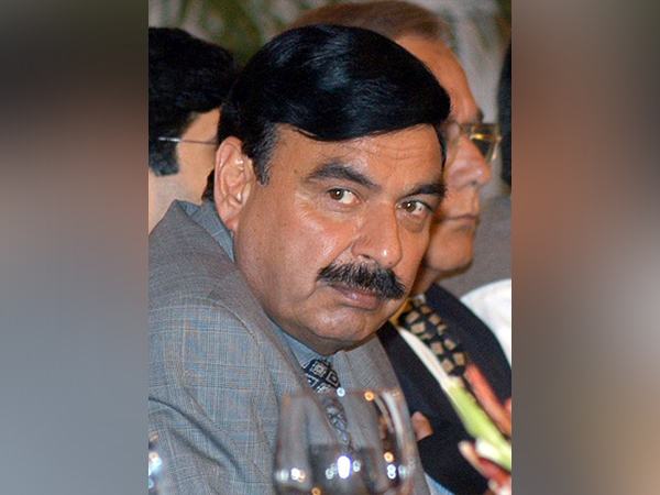 Pakistan: PM Sharifs aid offers PKR 50,000 reward for anyone who rips off Rashids wig