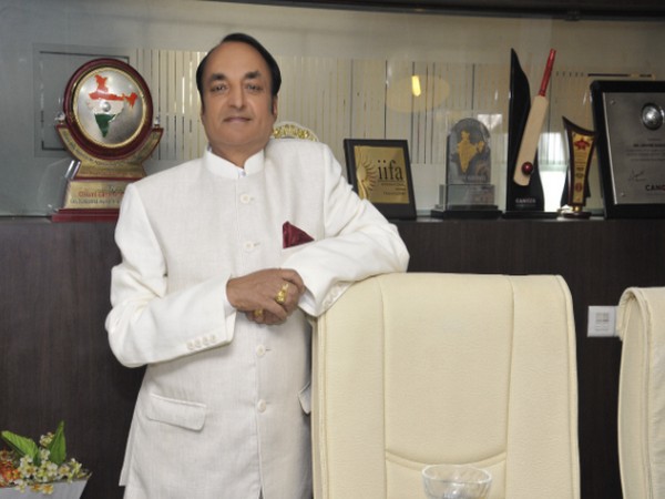 Moradabad activist Arvind Goel distributes 1,000 mud pots to give birds water