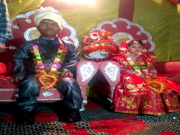 Match made in heaven: Dwarf couple ties knot in Bihar, locals gatecrash wedding to take selfies