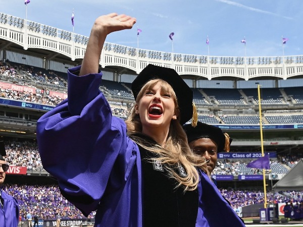 Taylor Swift feeling Class of 22 while receiving her honorary doctorate from NYU