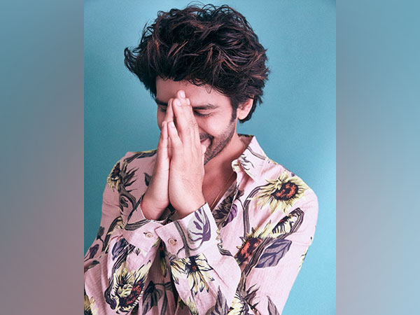 Fan asks Kartik Aryan for Rs 500 in exchange of praise, actors response leaves him speechless