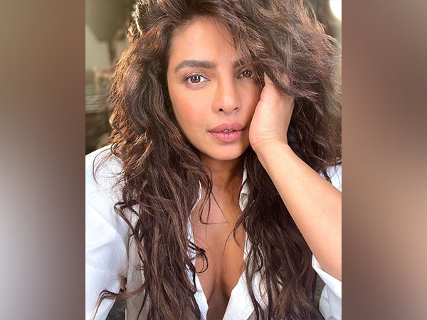 Priyanka Chopra drops stunning pictures from Citadel sets, husband Nick jonas says "Wow"