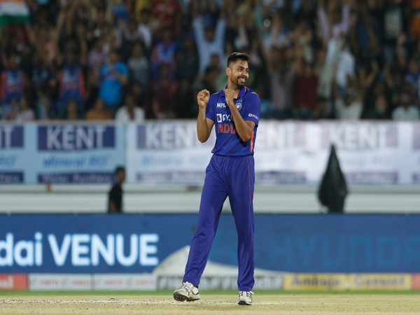 Aveshs four wicket haul, Karthiks 55 help India level T20I series over SA