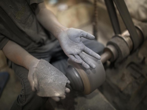 1.7 million bonded labourers in Pakistans Sindh, 700,000 are children: Report