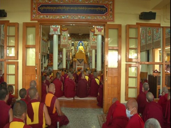 Dalai Lama visits Tsuglagkhang temple to participate in annual "Mani Dhondrup prayers