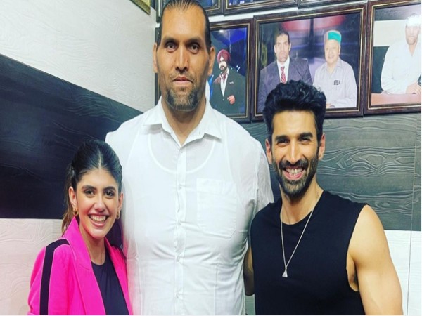 Aditya Roy Kapoor lays smack down on wrestler in Great Khalis hood