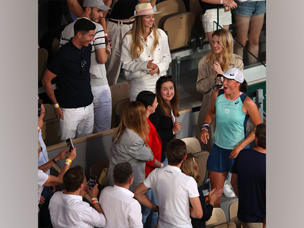 French Open 2022 champion Iga Swiatek overwhelmed by Robert Lewandowskis support in final