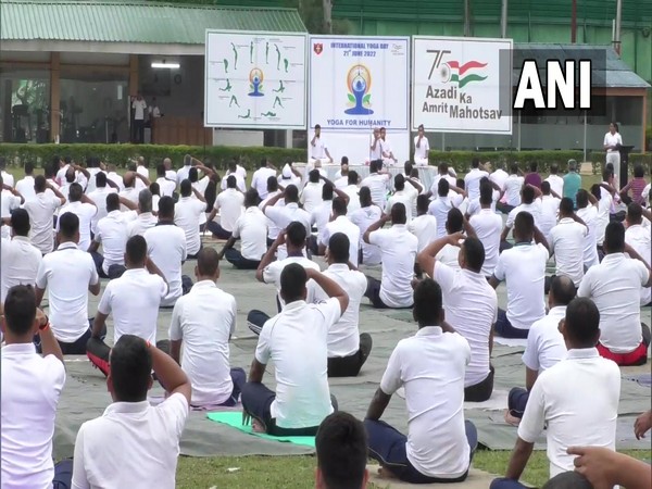 J-K: Indian Army personnel perform yoga at 13,000 ft on 8th International Yoga Day